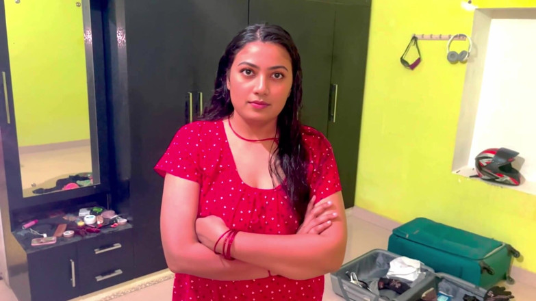 Hotty_ragini: Omg! मैं अपनी सौतेली मम्मी के साथ अकेली हूं और मैंने अपने तंग लंड को चोदने के लिए मदद मांगी