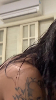 Gemendo no pau grande do homem tatuado - bareback