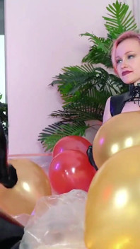 Looney Fetish, Latex 고무 코스튬으로 즐기는 풍선 레즈