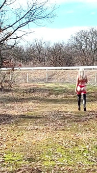 Pequeña puta se quita el traje rojo en la carretera - parte 1