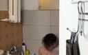 Gunter Meiner: Chudy chłopak szarpie się pod prysznicem