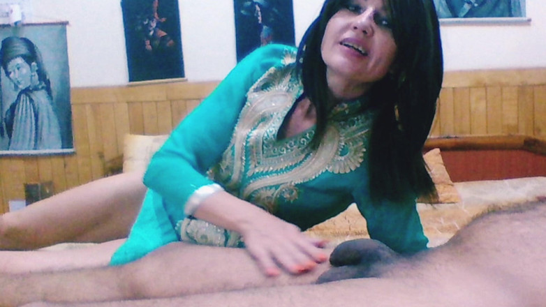 Bolly Karma: Une belle fille nue se couche sur la bite de...
