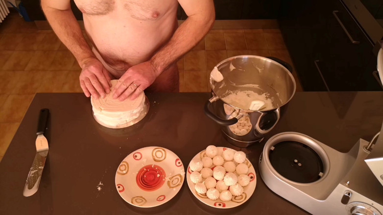 Cicci77: Cicci77 después de haber recogido 50 gramos de esperma, ¡prepara un pastel...