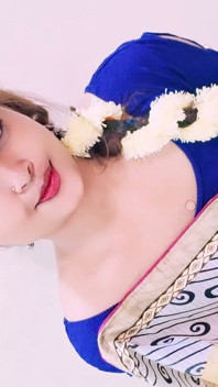 Fată frumoasă desi cu față clară în bluză albastră cu un aspect seducător sexy