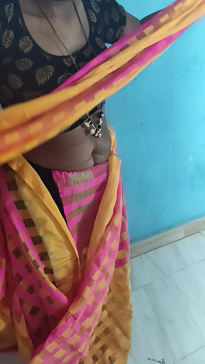 Tamil lesbian: 大きなお尻とおっぱいを持つドレスアップしたデジ