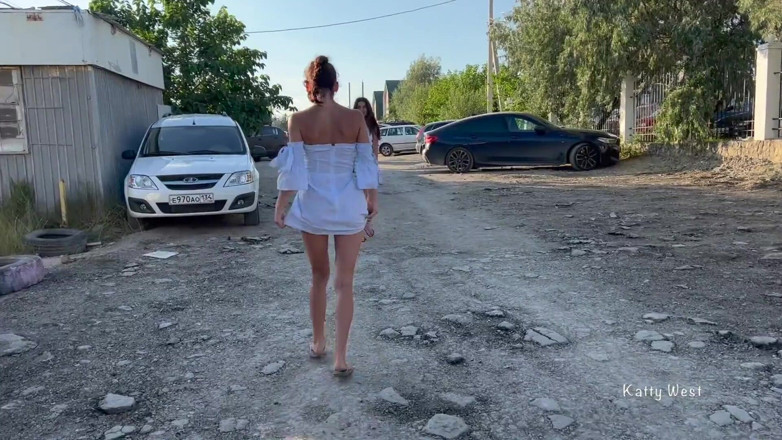 Katty West: Twee meisjes komen binnen zonder slipje en tonen kutjes