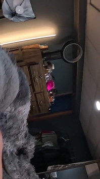 Pawg üvey kız kardeşle yatağı paylaşıyor