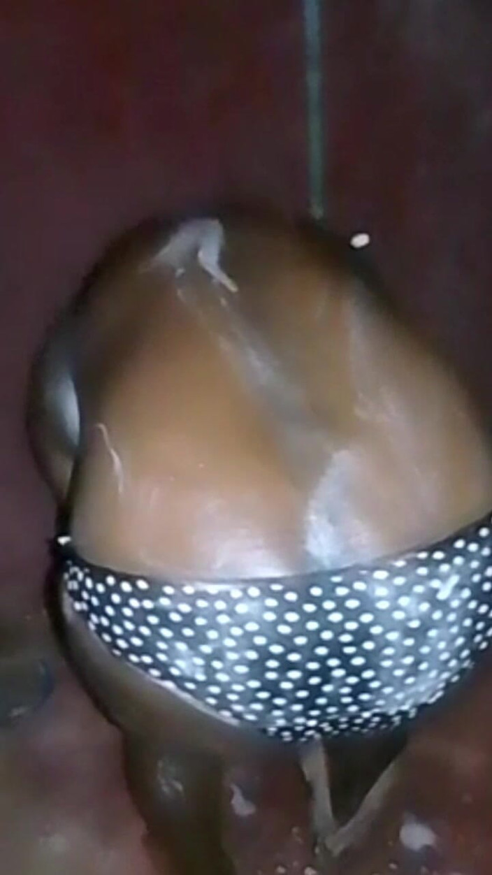 Jaanu294: 黒い水玉パンティは入浴を楽しむために使われます