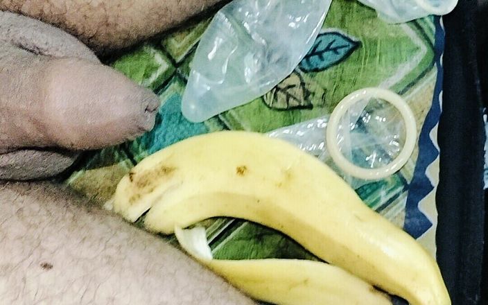 DJraja: 印度热辣男同快速时间使用避孕套和香蕉使用完整的射液