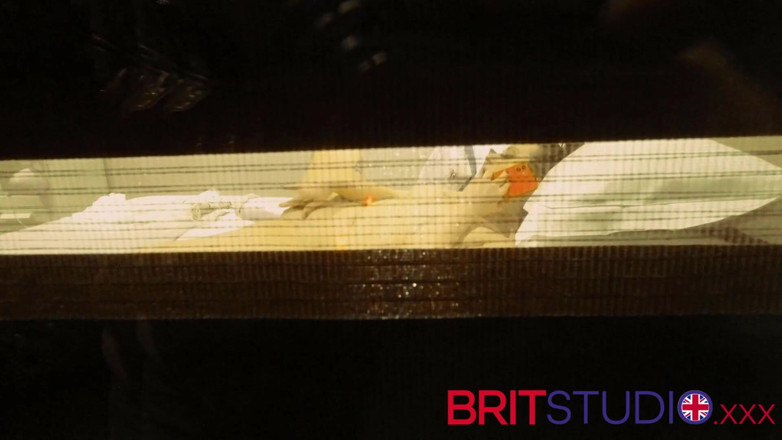 Brit Studio: Ves a tu vecina masturbándose