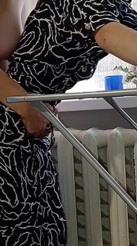 Saya tertangkap salah seorang jiran menggantung pakaiannya semasa jiran lain mengongkeknya dengan strap-on