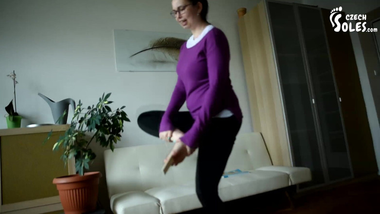 Czech Soles - foot fetish content: Мышеловка и мучение ступней большой сводной сестры в видео от первого лица