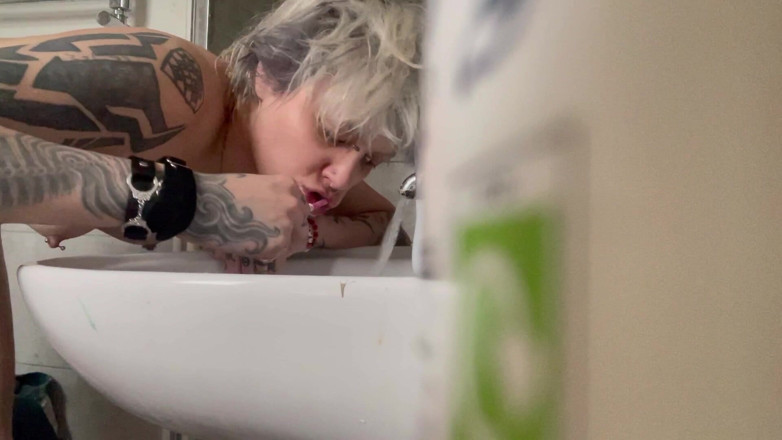 Glitterqueen1999: Reuzin kleine kijkt stiekem toe hoe ik douche en plast...