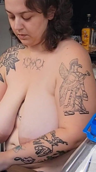 J’ai enfin surpris ma voisine entièrement nue