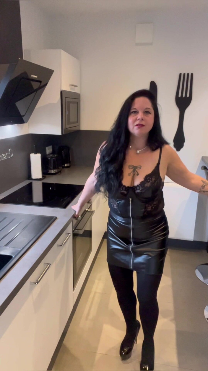 Maitresse Clara: JOI, çorapında keyif al.