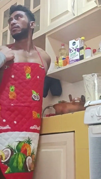 Ahli bina badan dimakan di dapur - perlu makan air maninya sendiri