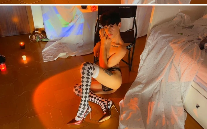 Artesensual: 穿着高跟鞋和 Harlequin 丝袜的戏剧 femboy - Candles &amp; 性感的 vibes
