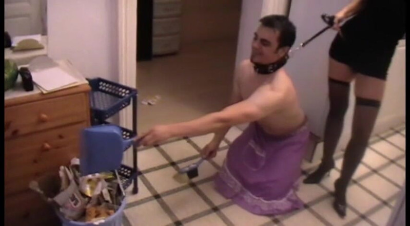 Femdom Austria: La cameriera schiava deve pulire e cucinare