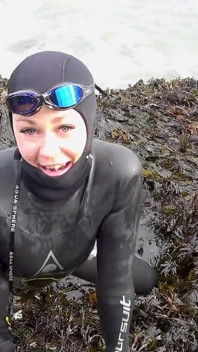 Encuentro en la playa de goma: el coño de neopreno de Lucy juega con un extraño