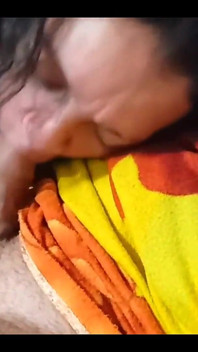Mujer madura chupando la polla de un joven