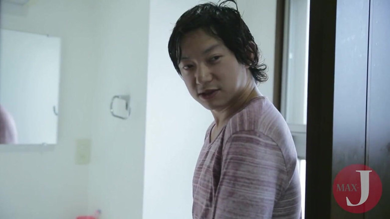 Asian happy ending: 화장실에서 bf의 자지를 빨아주는 아름다운 아시아 소녀