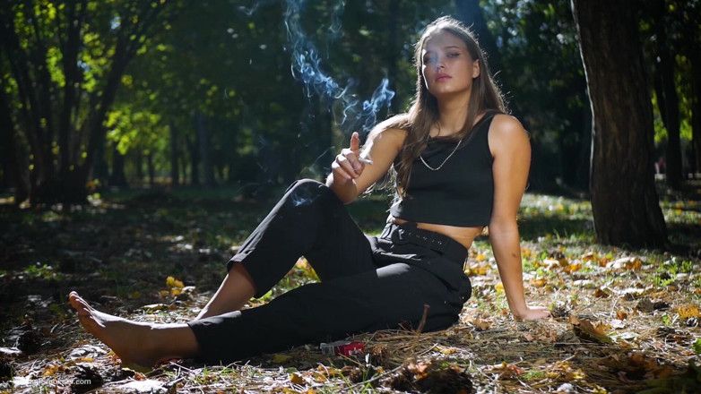 Russian Smokers: Baştan çıkarıcı Rus güzel stüdyoda sigara içiyor
