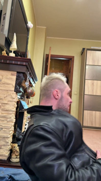 Takım elbiseli bir adam bir gopnik'e hizmet ediyor ve selam veriyor