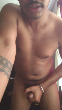 Băiatul indian sexy Raj face spectacol cu mâna pe cameră web în direct