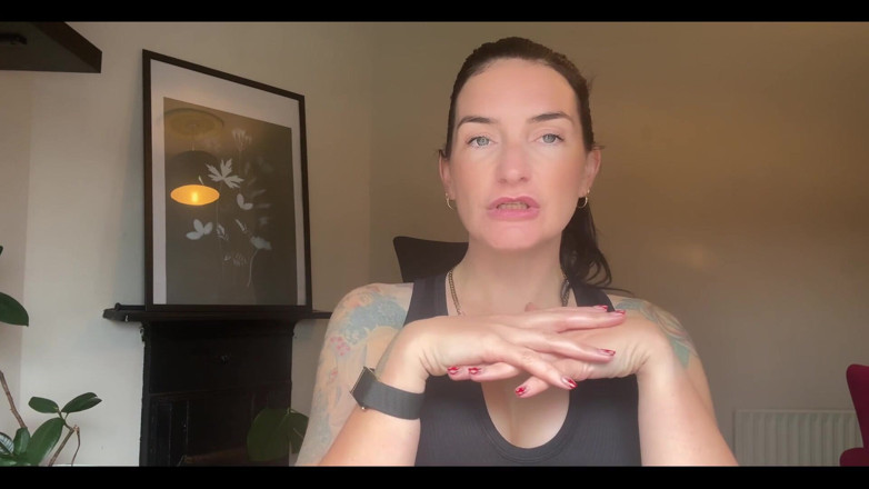 Adreena Winters: Neredeyse Locktober oluyor. Yani yarağın kilitli olacak ve cüzdanın açık...