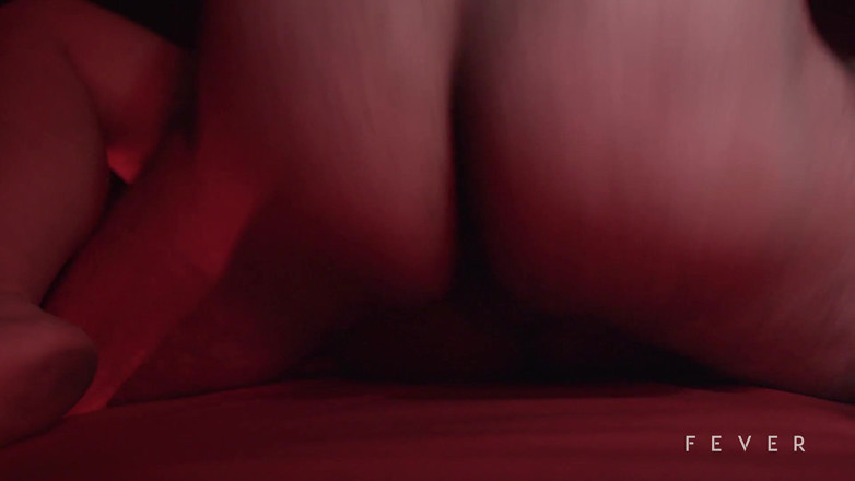Fever Films: Mladá dívka kouří v BDSM místnosti (Fever Films)