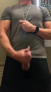Jockdad87 entlädt sein sperma im Geräteschrank Agaion