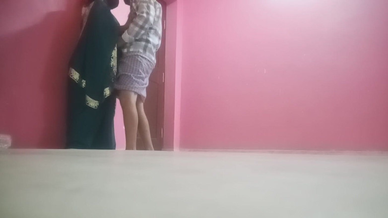 Telugu-fuckers: Sexy desi servisna tvrdě šuká s nevlastní matkou