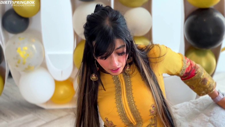 Aaliyah Yasin: Aaliyah Yasin fica com tesão enquanto espera por seus convidados
