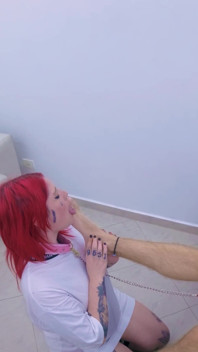 Ragazza rossa tatuata e birichina che si diverte a scopare la sua amica senza preservativo