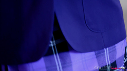 College Uniform: Uniforme roxo com Jess Impiazzi