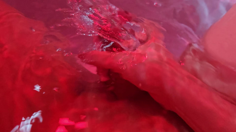 Velvet Akage: Xuất tinh dưới nước