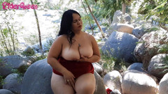 Riderqueen BBW Step Mom Latina Ebony: Bbw baculatá masturbuje v řece se zlatým robertkem a červenými šaty