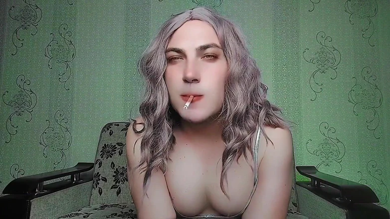 Kitty_Cross: Горячий ледибой с большой шмелем в дырке