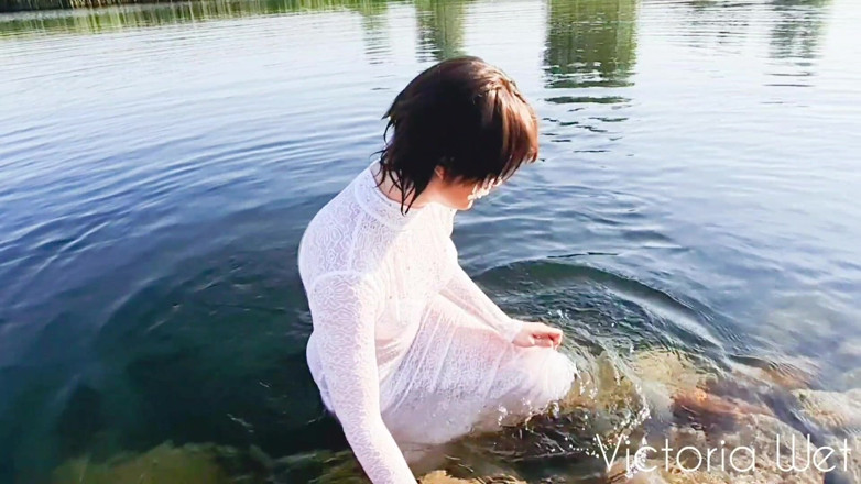 Victoria wet: Masturbation in the lake - fingering outdoors