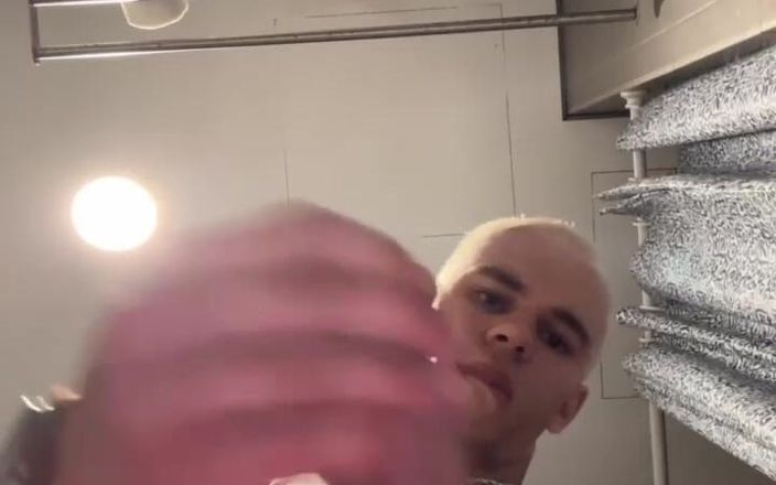 Max_Russell: I Went to the Toilet in a Hostel and Decided...