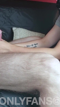 Amateur, edging, footjob et branlette avec vibromasseur. Éjaculation énorme et branlette après l’éjaculation