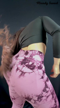 Brésilienne Gros Cul Twerkant Au Son Du Funk Avec Ses Leggings Sans Culotte