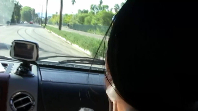 Best Amateur Sex: Di dalam mobil dia masturbasi dan dia menelan semuanya