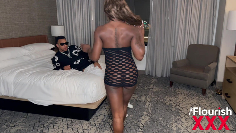 The Flourish XXX: La Noche Ardiente De La Reina Lola Black Con Lawson...