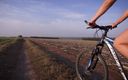 Teasecombo 4K: Ciclism în aer liber și fundul în fustă mini