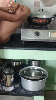 Pembantu rumah berkongkek di dapur tampar