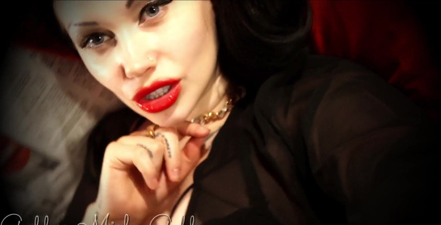 Goddess Misha Goldy: 赤いジューシーな唇の美しさと、魅力的な女性の表情をお楽しみください!