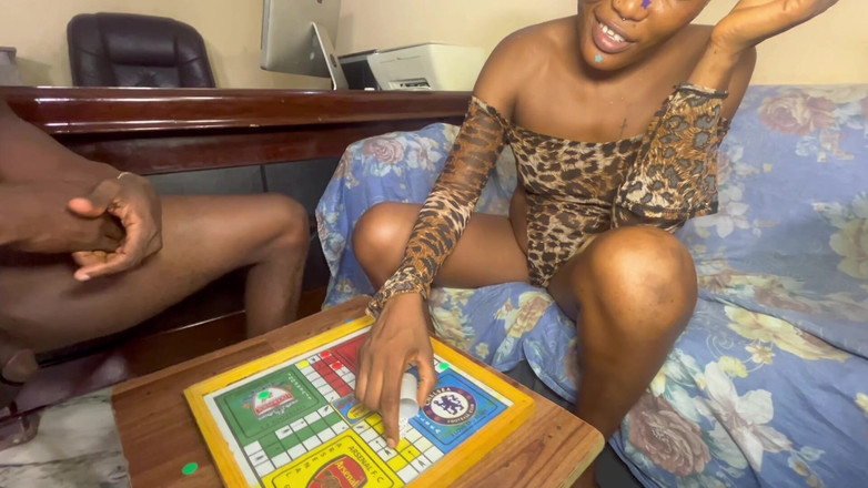 Creamyshuga: Ludo 플레이에서 주석 늙은 계모와 섹스하는 것까지