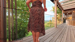 Projectsexdiary: Weelderige dame in leo-jurk heeft risicovolle seks op het balkon...