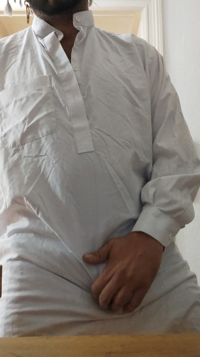 SmokedAlloy2: 在制作中，饥渴的 dj-bro 打扮得像一个变态的阿富汗人